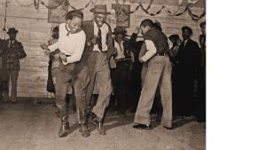 Jitterbug på en s.k. Juke Joint, ett enkelt danshak i den amerikanska södern. Afroamerikanskt danshak, 1939