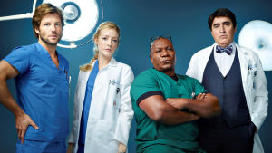 Monday Mornings-sarjan lääkärit Tyler Wilson (Jamie Bamber), Tina Ridgeway (Jennifer Finnigan), Jorge Villanueva (Ving Rhames) ja Harding Hooten (Alfred Molina)