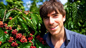 Simon Reeve kahviviljelmällä Vietnamissa
