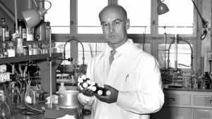 LSD:n keksijä Albert Hofmann vieraili 1960-luvun alussa myös suomessa kertomassa kehittelemistään uusista lääkeaineista.