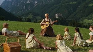 The Sound of Music slog alla publikrekord Bild ur filmen The Sound of Music. Maria spelar gitarr och sjunger för barnen i en alpsluttning.