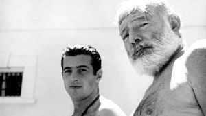 Skägglös tjurfäktare Antonio Ordonez med machoskäggiga Ernest Hemingway Tjurfäktare Antonio Ordonez och författare Ernest Hemingway i Malaga, Spanien år 1959.