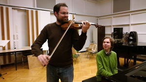 Viulisti Petteri Iivonen ja pianisti Juho Pohjonen