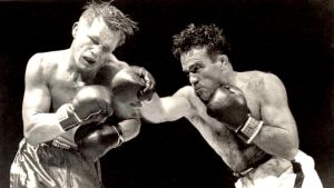 Marcel Cerdan (t.h.) blev världsmästare i mellanviktsboxning 1948. I titelmatchen på Roosevelt Stadium i New Jersey knockade han ut Tony Zale (t.v.). Boxningsmatch mellan Marcel Cerdan och Tony Zale 1948
