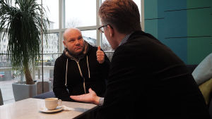 Petri Bäckström ja Ylen juontaja Janne Koskinen suunnittelevat tv-lähetystä Kansallisoopperalla. tenori Petri Bäckström ja toimittaja janne Koskinen