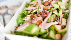 Matig sallad av julmatsrester. Matig sallad av julmatsrester.