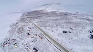 Del av Kilpisjärvi by med Saana i bakgrunden. Del av Kilpisjärvi by med Saanafjället i bakgrunden.