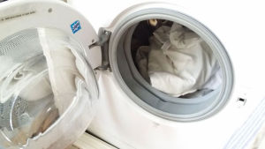 Varje gång du tvättar kläder gjorda av konstfiber rinner en hel massa mikroplast ut i avloppet. Tvättmaskin