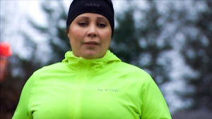 Mira Helén sai selkänsä kuntoon fysioterapeutilta saamiensa liikkeiden avulla. Mira Helén juoksee.