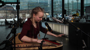 Viola Uotila Kantapöydän suorassa lähetyksessä Musiikkitalon kahvilassa 27.1.2016.