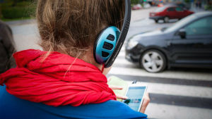 Tonåren är en turbulent tid. En förvrängd kroppsuppfattning drabbar tyvärr många unga. Flicka lyssnar på musik.