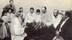 Leo Tolstoj spelar schack med en vän till familjen. Jasnaja Poljana 1908. Leo Tolstoj spelar schack med en vän till familjen. Jasnaja Poljana. 1908.