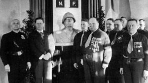 1930-talets fascister, bland annat Kosola och Mussolini IKL med ledaren Vihtori Kosola tar emot en byst av den italienska diktatorn Benito Mussolini.
