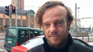 Oscar Bianchi Helsingin rautatieaseman edessä.