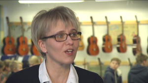 Lek och eget musicerande är viktigt i musikundervisningen, säger Marina Lindholm. Kvinnlig musiklärare i klassrum