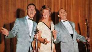 Swe-Danes på Berns i Stockholm 1961. Fr.v. Svend Asmussen, Alice Babs och Ulrik Neumann. Sånggruppen Swe-Danes på Berns i Stockholm 1961. Svend Asmussen, Alice Babs och Ulrik Neumann