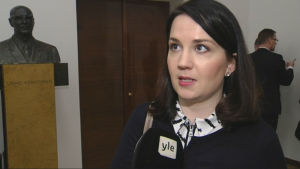 Ministern ser inga hinder för att man fortsätter att utveckla småbarnspedagogiken Sanni Grahn-Laasonen i riksdagen