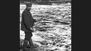 Juhani Aho kalastaa Huopanankoskella vuonna 1912. Kuvan on ottanut hänen hyvä kalakaverinsa, asemapäällikkö Rudolf Ahonius.
