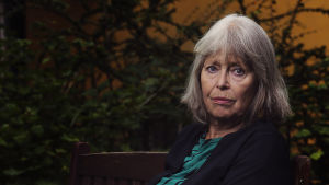 Agneta Pleijel, författare till Spådomen - en flickas memoarer. Författaren Agneta Pleijel sitter ute på en bänk.