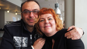 Ohjaaja Dmitri Bertman nappaa Erikan kainaloonsa. Oopperaohjaaja Dmitri Bertman ja pukusuunnittelija Erika Turunen