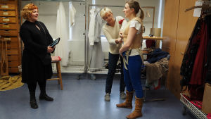 Korsetti piiloon valkoisen puvun alle. Erika Turunen ja Hanna Rantala Hulttion tien sovituksessa