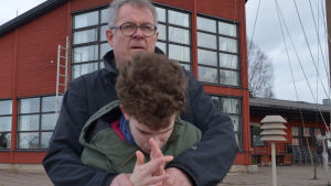 Georg Tallberg är känd som seglare och har vunnit OS-brons. I bakgrunden seglarföreningen Nyländska Jaktklubbens hus. Georg Tallberg med sin dotter Laura.