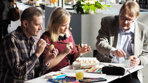 Kantapöydän pääsiäislähetyksessä 23.3.2016 munia maalaamassa toimittajat Vesa Kytöoja, Riikka Holopainen ja Jari Rantschukoff.