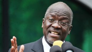 John Magufuli är känd för sitt arbete mot korruption. Men kritiker varnar för sämre demokratiutveckling i landet. Tanzanias president John Magufuli.