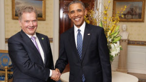 President Sauli Niinistö har redan en gång hunnit skaka hand med Barack Obama. Det var vid en middag i samband med ett kärnsäkerhetsmöte i Washington nyligen. Sauli Niinistö skakar hand med Barack Obama