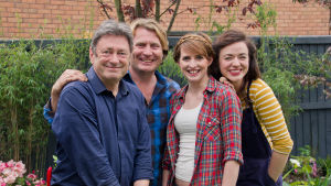 Puutarhuri Alan Titchmarsh ja hänen tiiminsä David Domoney, Katie Rushworth ja Frances Tophill kunnostavat puutarhoja perustuksia myöten. Rakkaudesta puutarhaan -tiimi loihtii ankeista puutarhoista viihtyisiä keitaita.