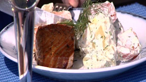 Enrökt lax med tomat- och potatissallad Enrökt lax med tomat- och potatissallad