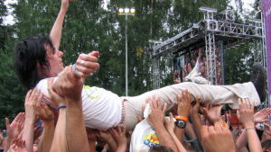 Ken Stringfellow Ankkarockissa 2005 Ken Stringfellow yleisön kannateltavana Ankkarockissa 2005