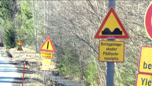 Det finns gott om varningsskyltar längs Södra Vallgrundsvägen. Genom att sätta upp varningsskyltar flyttar myndigheterna över en del av ansvaret på bilisterna. Vägmärken på rad om beläggningsskador i körbanan.