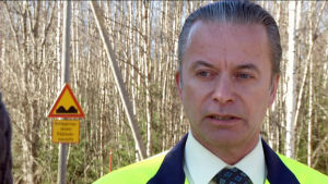Anders Östergård säger att det blir mycket dyrare att fixa vägarna då skadorna hinner bli för stora. Man på landsväg.