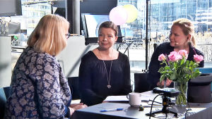 Kantapöydän haastattelussa. Sibelius-Akatemian tohtorikoulutettava Laura Miettinen Helena Hannikaisen ja Inari Tillin vieraana Kantapöydän suorassa lähetyksessä Musiikkitalon kahvilassa 27.4.2016.
