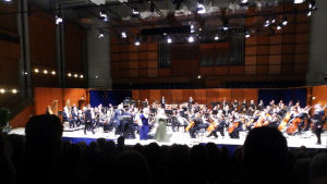 Sieglinden ja Brunhilden saapuvat lavalle kolmannen näytöksen alussa. Odensen konserttitalo