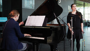 Sonja Hendunen ja Annika Leino. Pianisti Sonja Hendunen ja sopraano Annika Leino.