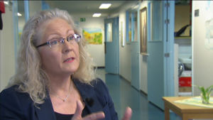 Mona Rönnholm vässer argumenten för Åbolands sjukhus. Kvinna intervjuas i sjukhusaulan i Åbolands sjukhus.