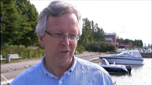 Guy Svanbäck leder yrkesfiskarnas förbund i Österbotten. Man vid havsstrand sommartid