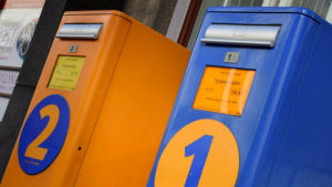 Första och andra klassbrev finns inte längre. En orange andraklasspostlåda och en blå förstaklassbrevlåda.