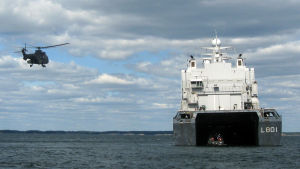 Det holländska landstigningsfartyget HNLMS Johan de Witt kan transportera både helikoptrar och stridsbåtar. Holländska landstigningsfartyget HNLMS Johan de Witt och landande Cougar-helikopter. BALTOPS-manövern i Hangö, juni 2016.