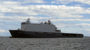 HNLMS Johan de Witt är nästan 180 meter långt. Holländska landstigningsfartyget HNLMS Johan de Witt under BALTOPS-manövern i Hangö, juni 2016.