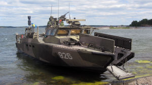 Svenska marinen deltar med kustjägare och stridsbåtar. Svensk stridsbåt (CB90) i Syndalen under Baltops-manövern i Hangö, juni 2016.