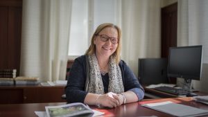 Kristina Stenman har arbetat mycket med flyktingfrågor i egenskap av jurist. Hon har bland annat varit migrationsdirektör vid arbets- och näringsministeriet. Jakobstads stadsdirektör Kristina Stenman.