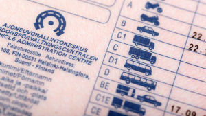 Körkortet är inte ett officiellt id-bevis, men godkänns av nattklubbar. Körkort i närbild