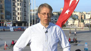 Utrikesreportern Tom Kankkonen säger att Turkiets president Erdoğan vill bli av med flyktingarna. (Arkivbild) Yles utrikesredaktör och Turkietkännare Tom Kankkonen i Istanbul.