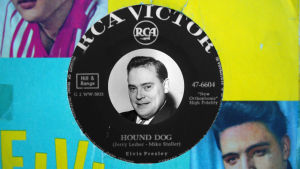 Paavo Noponen Elvis Presleyn Hound Dog -singlen keskiössä (montaasi).
