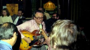 Toots Thielemans på jazzklubben La Brasserie i Bryssel 1975. Toots Thielemans spelar gitarr på en klubb i Bryssel