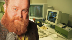 Gösta Sundqvist 1997 ja taustalla tietokoneita.