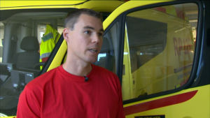 Brandmannen Patrik Bäck förundrar sig över hur det är tänkt när äldre som inte kan röra sig ska klara av att bo hemma ensamma. brandman vid ambulans